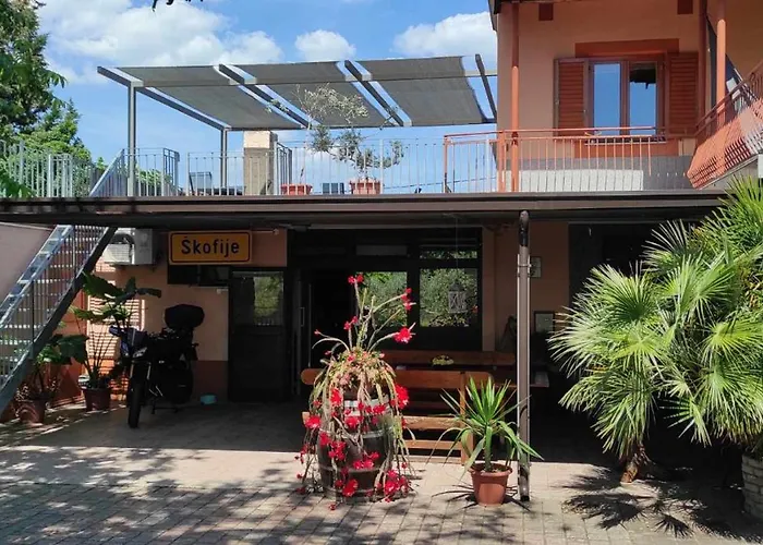 Skofije Ob Parenzani Hostel